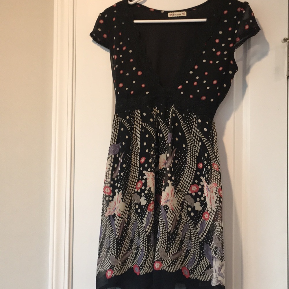 Cute flowy, v-neck short dress with flower print.